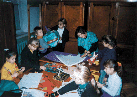 В бутафорской мастерской студии «Фантазматика» Дома творчества юных Петроградского района. Санкт-Петербург