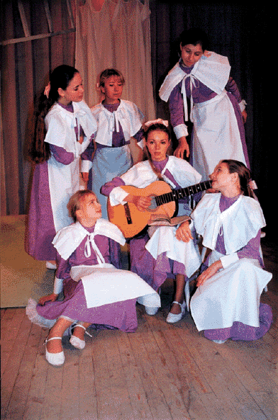 Сцена из спектакля «Дорога, идущая вдаль». Театр-студия «Шантеклер» Дома творчества юных Фрунзенского района.Санкт-Петербург